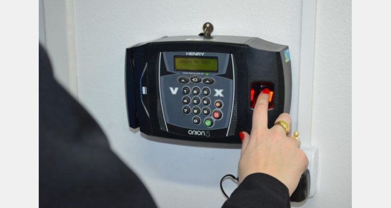 noticia-camara-de-taio-instala-relogio-de-ponto-biometrico-30