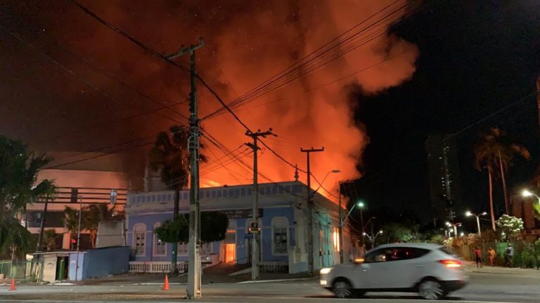 Incendio-de-grandes-proporc-es-atinge-Casar-o-dos-Fabricantes-no-Centro-de-Fortaleza