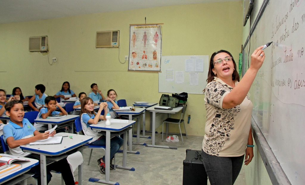 Se-todos-os-professores-estivessem-vacinados-ja-teriamos-a-volta-das-criancas-para-as-salas-de-aula-diz-especialista