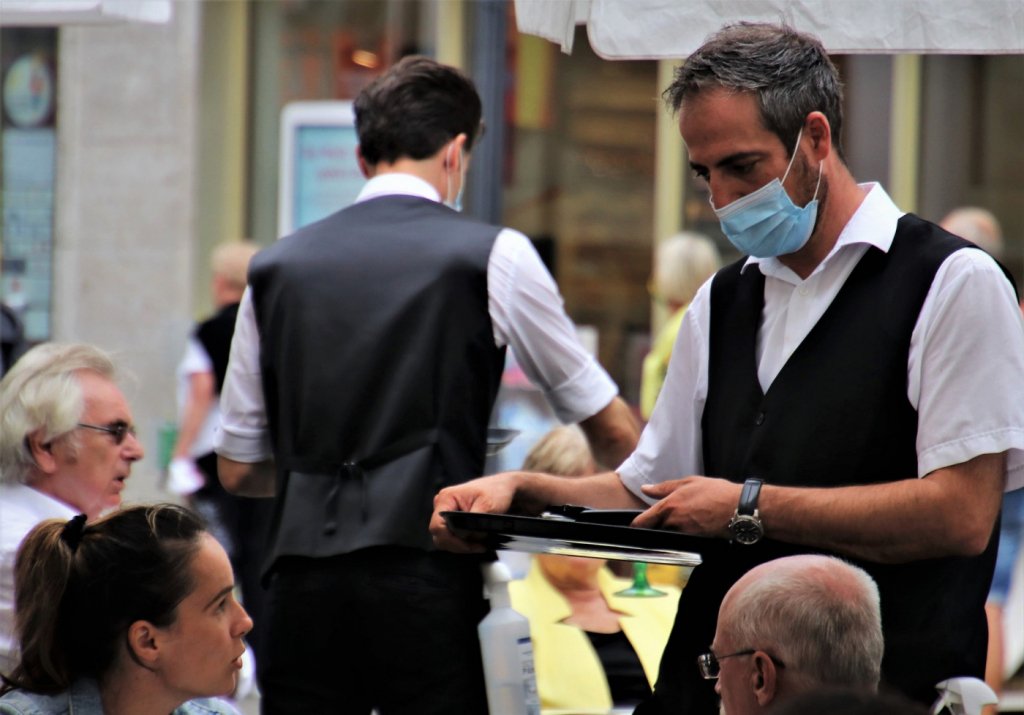 waiter-g47a2e473e_1920-1024x715-1