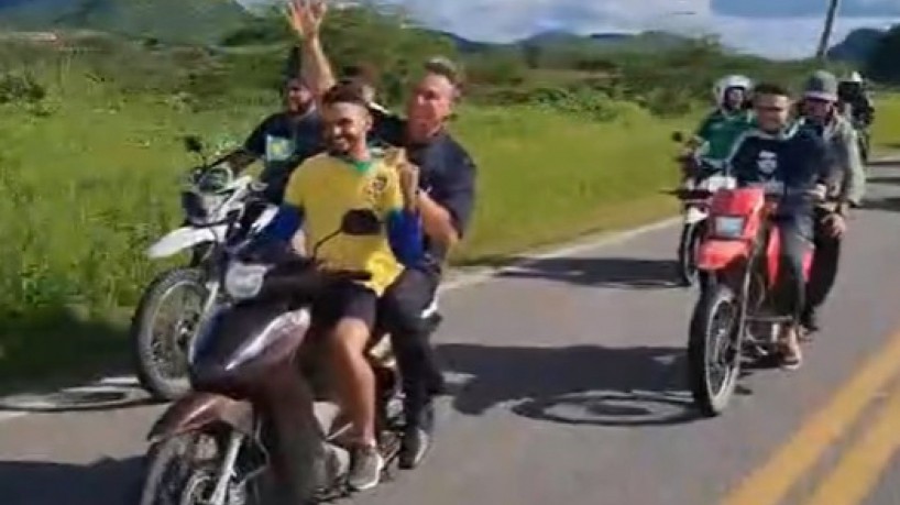 1_bolsonaro_moto_quixada_capacete-18381184