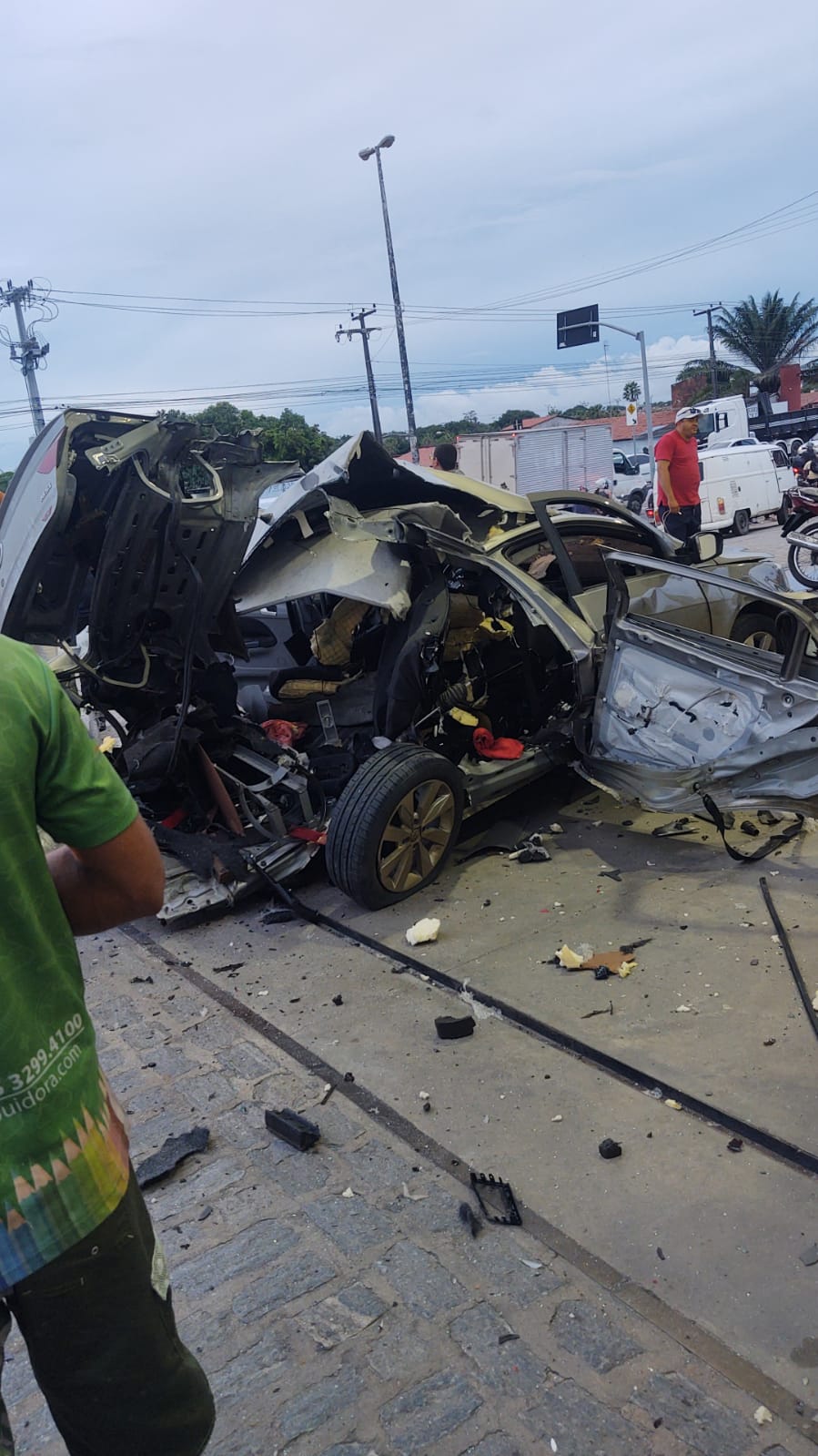 Carro-explode-enquanto-abastecia-o-cilindro-de-GNV-em-Maracanau