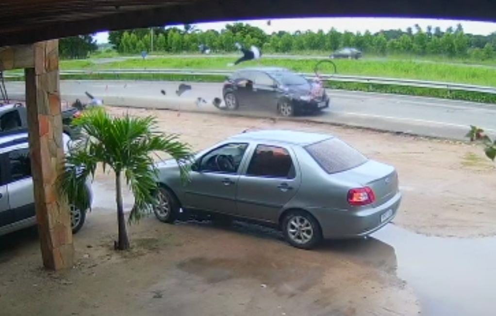 Video-carro-em-alta-velocidade-atropela-professora-e-filho-em-rodovia-no-Ceara