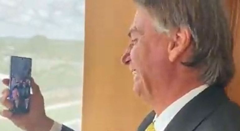 o-presidente-jair-bolsonaro-conversa-com-brasileiros-que-fugiram-da-ucrania-09032022174711794