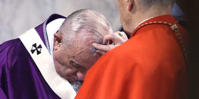 web3-pope-francis-ash-wednesday-ashes-vatican-head-2018-000_zs5m0-filippo-monteforte-afp