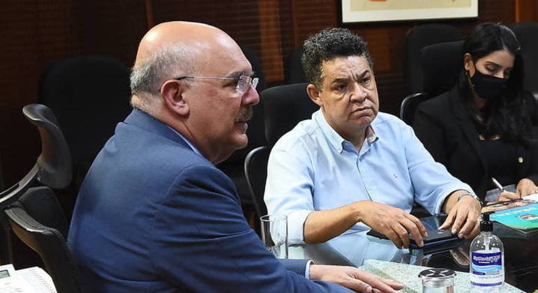 o-ministro-milton-ribeiro-em-reuniao-com-o-pastor-arilton-moura-de-camisa-clara-em-2021-24032022201424125
