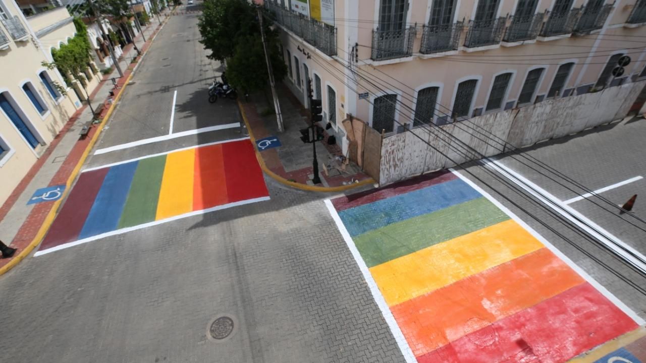 Faixas-de-pedestre-com-cores-da-bandeira-LGBT