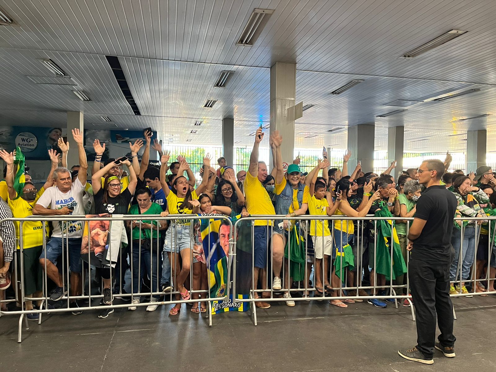 Apoiadores-de-Bolsonaro-se-reunem-nas-ruas-no-entorno-do-aeroporto-velho-de-Fortaleza-para-receber-o-presidente-2