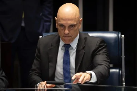 Alexandre-de-moraes-durante-sessaCC83o-Solene-destinada-aCC80-entrega-da-medalha-GraCC83-Cruz-da-Ordem-do-Congresso-Nacional-ao-Ministro-do-Supremo-Tribunal-Federal-Luiz-Fux-8-450x300.jpeg
