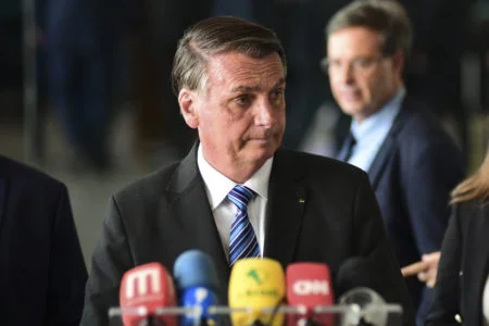 ApoCC81s-reuniaCC83o-com-aliados-Bolsonaro-faraCC81-primeiro-pronunciamento-aos-brasileiros-1-450x300.jpg