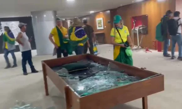 Bolsonaristas-promovem-quebra-quebra-no-interior-do-Palacio-do-Planalto.jpg