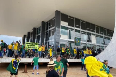 Foto-bolsonaristas-invadindo-stf-450x300.jpeg