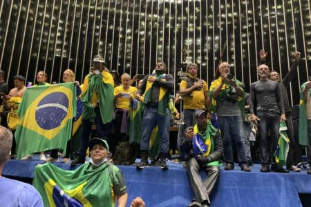 Manifestantes-bolsonaristas-terrorismo-enfrentam-a-poliCC81cia-invadem-e-destroem-o-Congresso-nacional-3-1-450x300.jpg