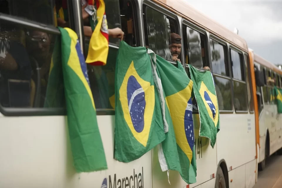 bolsonaristas-acampamento-onibus-comboio-desmobilizacao-qg-exercito.jpeg