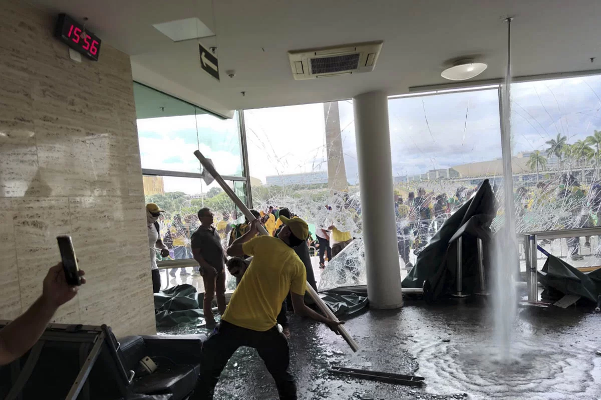 manifestantes-bolsonaristas-terrorismo-invadem-e-destroem-o-preCC81dio-do-STF-31.jpg