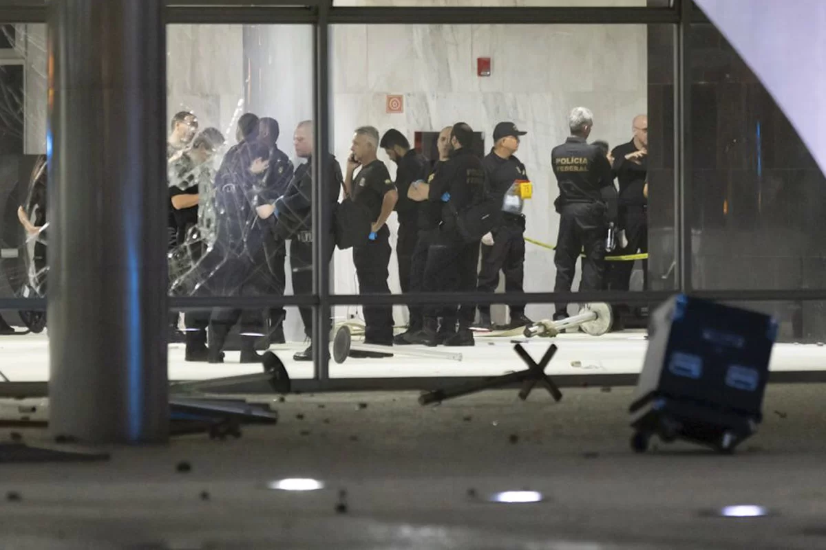 policia-federal-faz-pericia-no-palacio-do-planalto-apoCC81s-invasoes-bolsoanristas-terrorismo-2.jpg