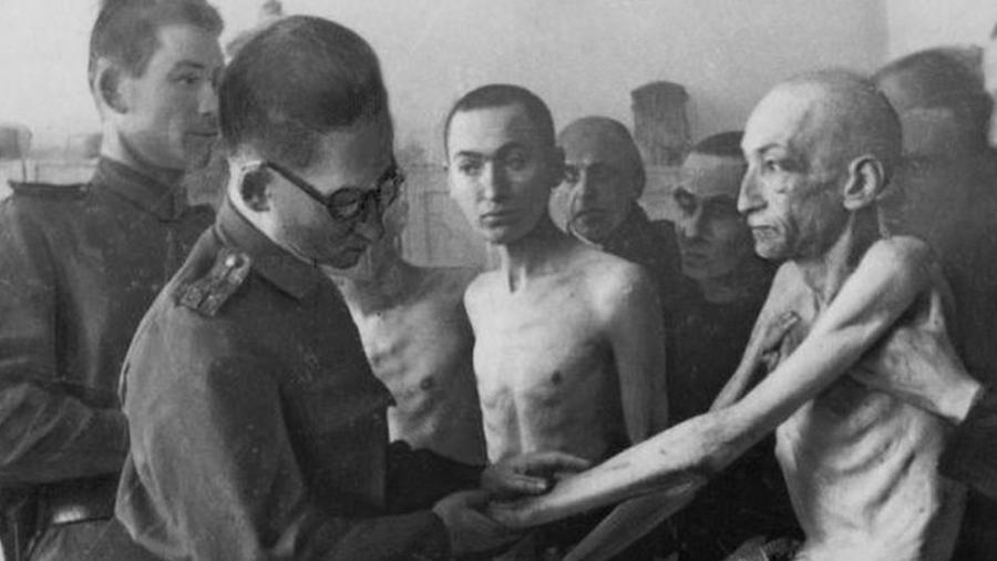 sobreviventes-de-auschwitz-sendo-examinados-por-medicos-sovieticos-apos-a-libertacao-do-campo-em-27-de-janeiro-de-1945-1579879277486_v2_900x506