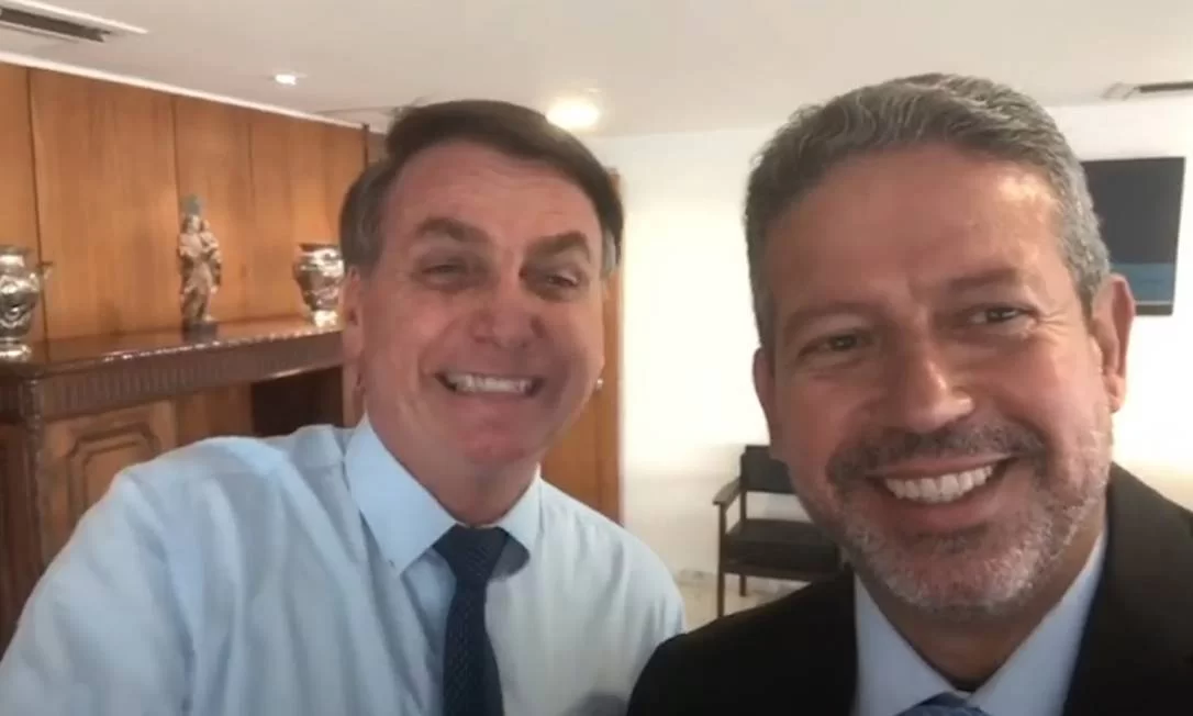 x90462442_Bolsonaro-ao-lado-de-Arthur-Lira-deputado-reu-na-Lava-Jato-em-video-gravado-no-Planalto-ha.jpg.pagespeed.ic_.mcRCCCqRJr.jpg-1