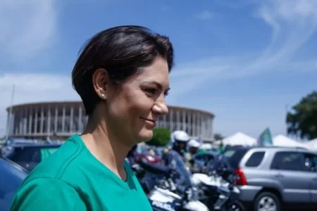 Michelle-Bolsonaro-durante-moto-carreata-em-apoio-ao-candidato-jair-Bolsoanro-em-brasilia-eleicCCA7oes-2022-7.jpeg2_-450x300.jpeg