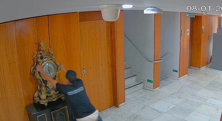 extremista-destroi-obras-de-arte-no-palacio-do-planalto-16012023151711929