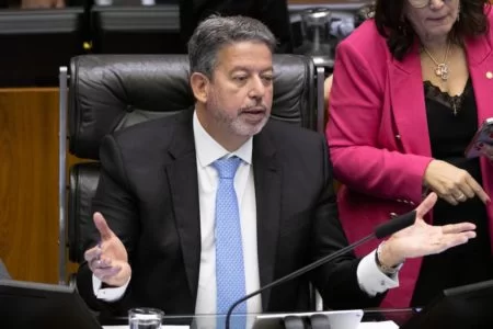 Arthur-Lira-presidente-da-CaCC82mara-no-PlenaCC81rio-da-CaCC82mara-dos-Deputados-onde-seraCC81-votada-em-segunda-instaCC82ncia-a-PEC-16-450x300.jpeg