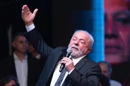 Lula-pede-rezinha-durante-festa-de-43-nos-do-PT-450x300.jpeg