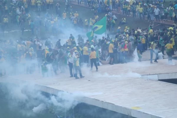 Tropa-de-Choque-da-PMDF-durante-retirada-de-manifestantes-bolsonaristas-do-Congresso-Nacional-7-600x400.jpeg