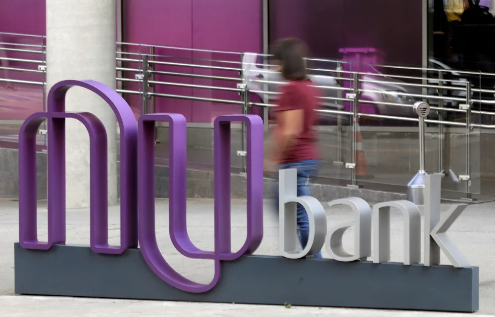 logotipo-de-nubank-na-sede-do-banco-em-sao-paulo-brasil.jpg