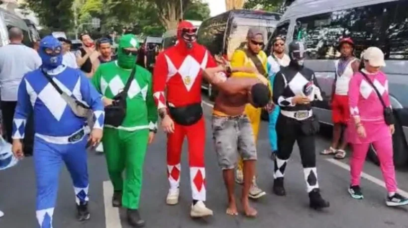 1_policiais_fantasiados_de_power_rangers_capturam_homem_com_sete_celulares_em_sao_paulo_01-33184713.jpg
