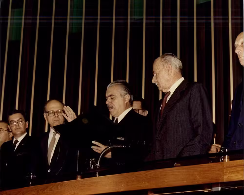 jose-sarney-toma-posse-em-15-de-marco-de-1985-no-congresso-nacional.jpg