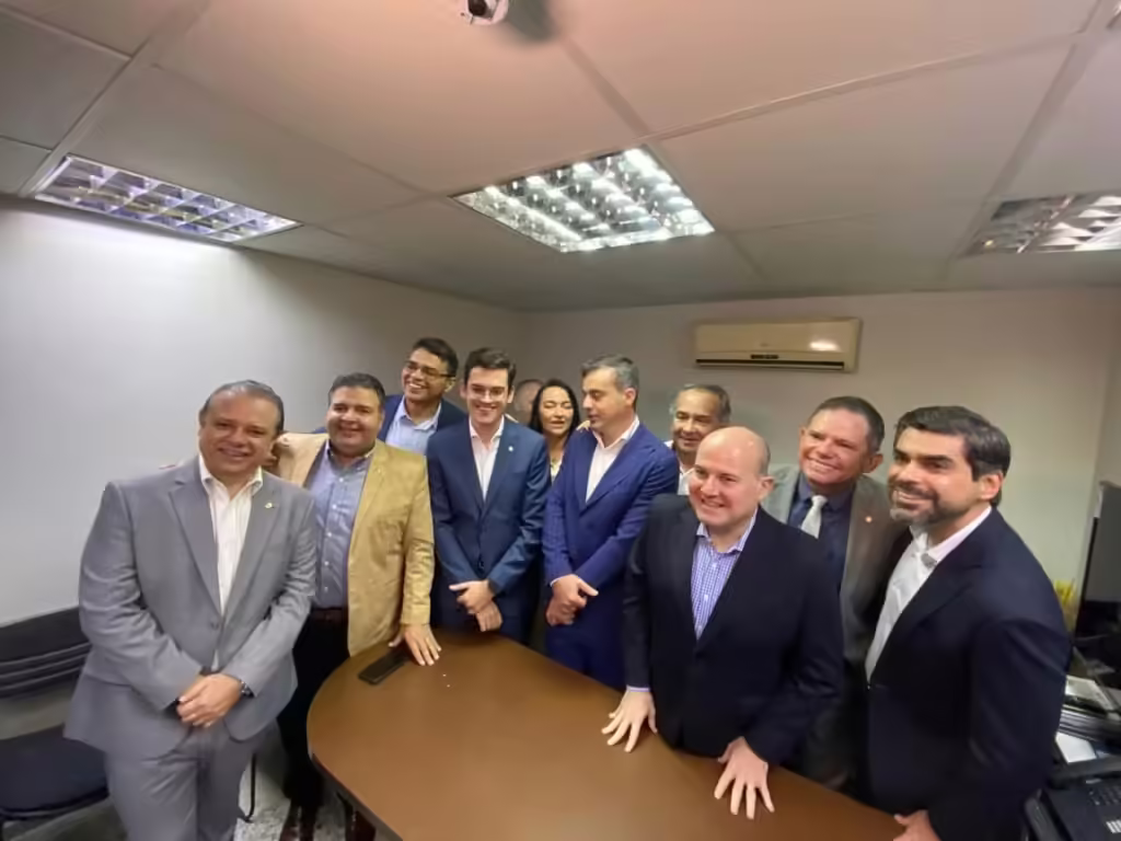 Roberto-Claudio-e-Capit-o-Wagner-com-deputados-oposicionistas.jpeg