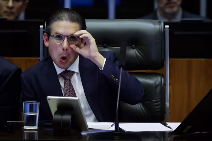 Presidente-da-Camara-dos-Deputados-Hugo-Motta-Republicanos-PB-pauta-o-projeto-de-decreto-legislativo-PDL-que-derruba-o-aumento-do-Imposto-sobre-Operacoes-Financeiras-IOF-Metropoles-2.jpeg
