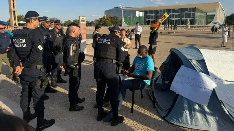 deputado-helio-lopes-em-acampamento-montado-em-frente-ao-stf-887_800x450