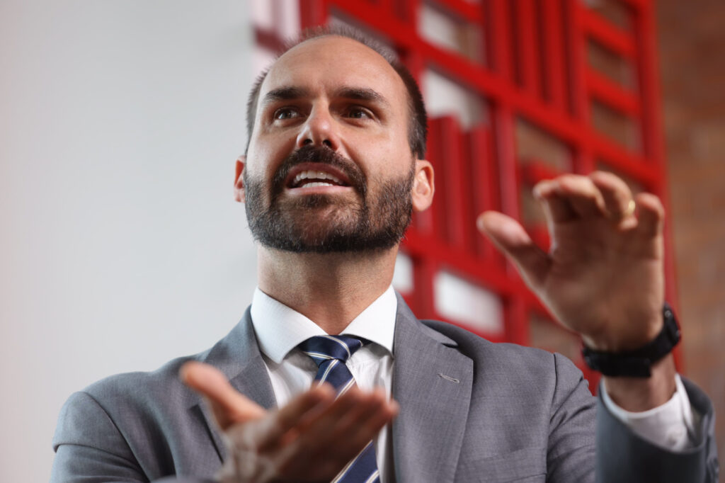 Deputado-Eduardo-Bolsonaro-PL-SP-eCC81-entrevistado-pelo-colunista-Paulo-Cappelli-no-estuCC81dio-MetroCC81poles-11