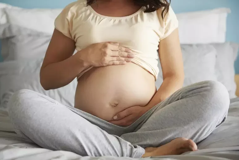 naked-pregnant-abdomen-young-woman-urmd7ggv6lpd