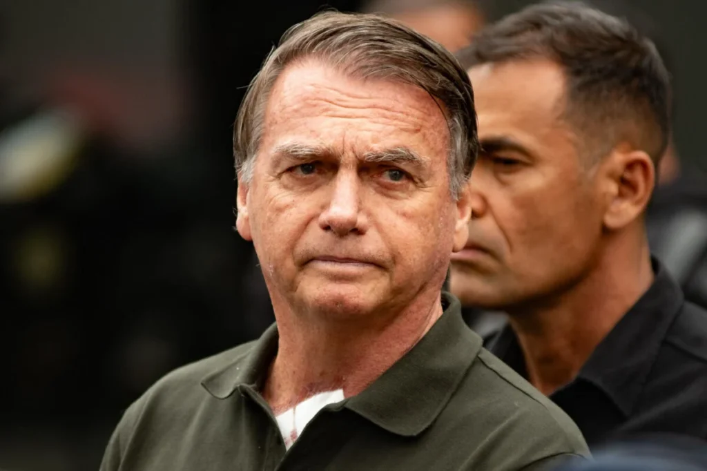 Jair-Bolsonaro-deixou-o-Hospital-DF-Star-em-Brasilia-onde-realizou-um-pequeno-procedimento-dermatologico-Metropoles-6-e1758068887164.jpg