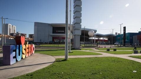Letreiro%20Eus%C3%A9bio%20em%20frente%20a%20um%20mall%20(1)