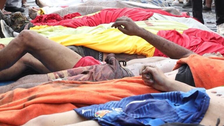 apos-megaoperacao-ao-menos-70-corpos-foram-levados-ate-a-praca-sao-lucas-na-estrada-jose-rucas-no-complexo-da-penha-na-zona-norte-do-rio-1761785140862_v2_900x506