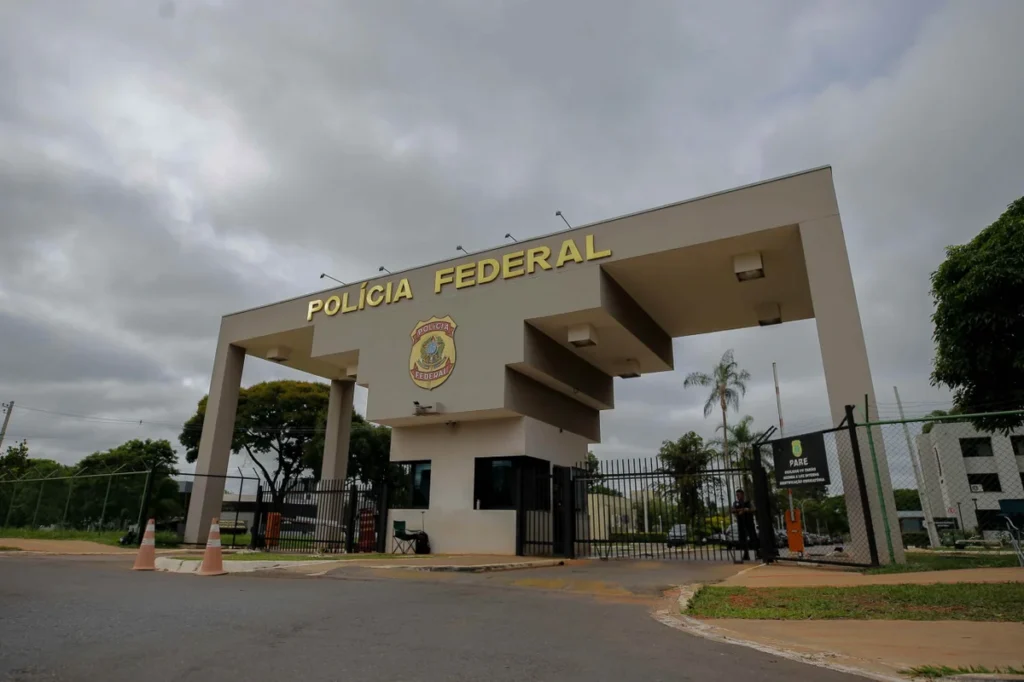Fachada-da-superintendencia-da-Policia-Federal-onde-o-ex-apresidente-Jair-Bolsonaro-esta-apos-prisao-preventiva-decretada-por-Moraes-9-scaled.jpg
