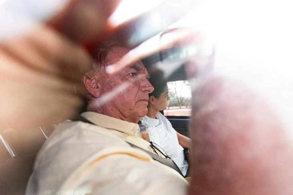 Jair-Bolsonaro-passa-mal-e-e-levado-as-pressas-para-hospital-do-DF-Metropoles-4.jpg
