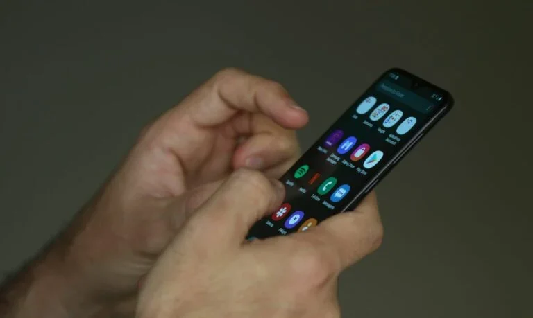 uso_de_smartphone_e_celular050720211243-768x459-1.jpg