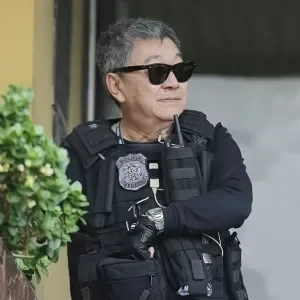 28nov2015---o-agente-federal-newton-ishii-conhecido-como-japones-da-federal-1595110079124_v2_300x300.jpg