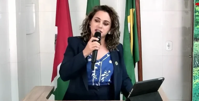 vereadora-de-ubajara-no-ceara-pede-desculpas-apos-viralizar-fazendo-gesto-obsceno-na-camara-1024x520.jpg
