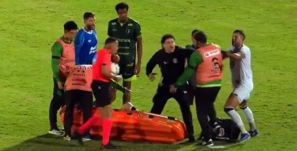 Maqueiro-chuta-jogador-durante-atendimento.jpg