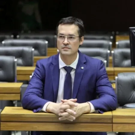 o-ex-deputado-deltan-dallagnol-agora-e-filiado-ao-novo-1696162458546_v2_450x450.jpg