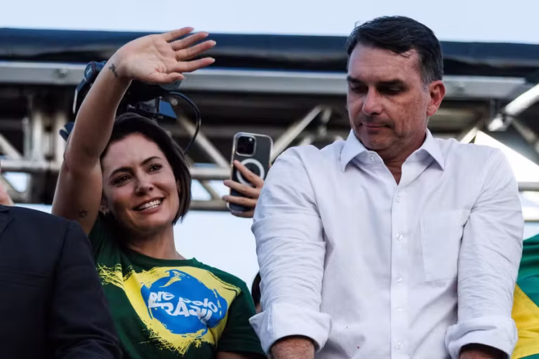 112628947-pa-brasilia-df-07-10-2025-manifestacao-bolsonarista-na-esplanada-dos-ministerios-em-bras-768x512-1