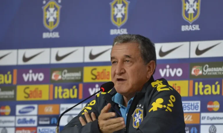 916163-parreira_coletiva_copa-2014