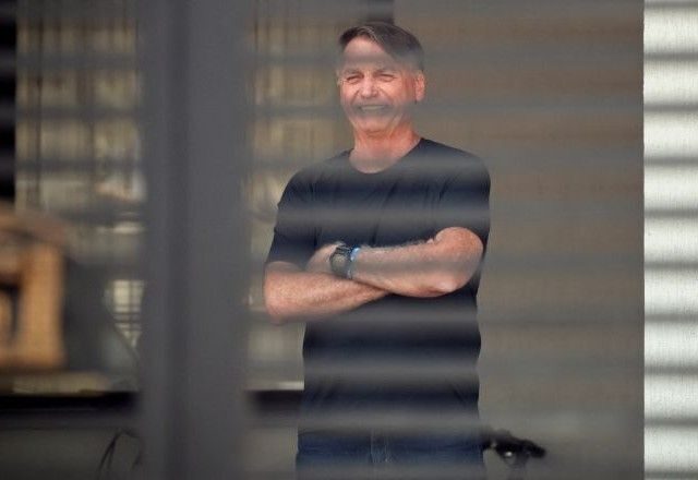 Ex_presidente_Jair_Bolsonaro_PL_dentro_da_casa_onde_cumpre_prisao_domiciliar_14082025_Reuters_Adriano_Machado_171e4dda0a