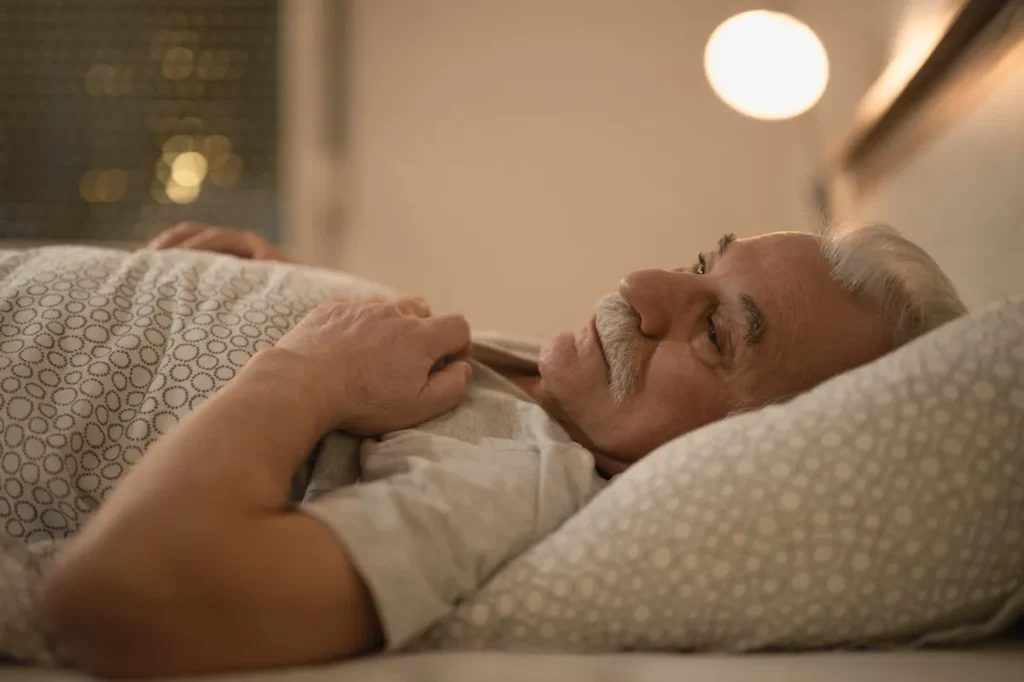 homem-senior-perturbado-pensando-em-algo-enquanto-estava-deitado-na-cama-a-noite
