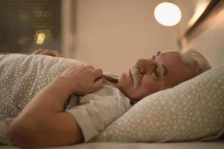 homem-senior-perturbado-pensando-em-algo-enquanto-estava-deitado-na-cama-a-noite